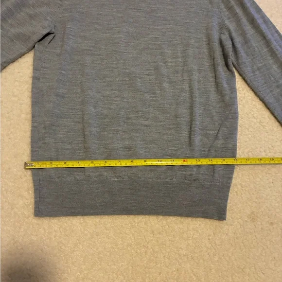 Uniqlo Women’s Merino Wool Crewneck Sweater in Heather Gray - Picture 6 of 9